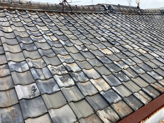 羽島市でテラスハウスの瓦屋根の葺き替え工事！長屋で隣と屋根がつながっていた